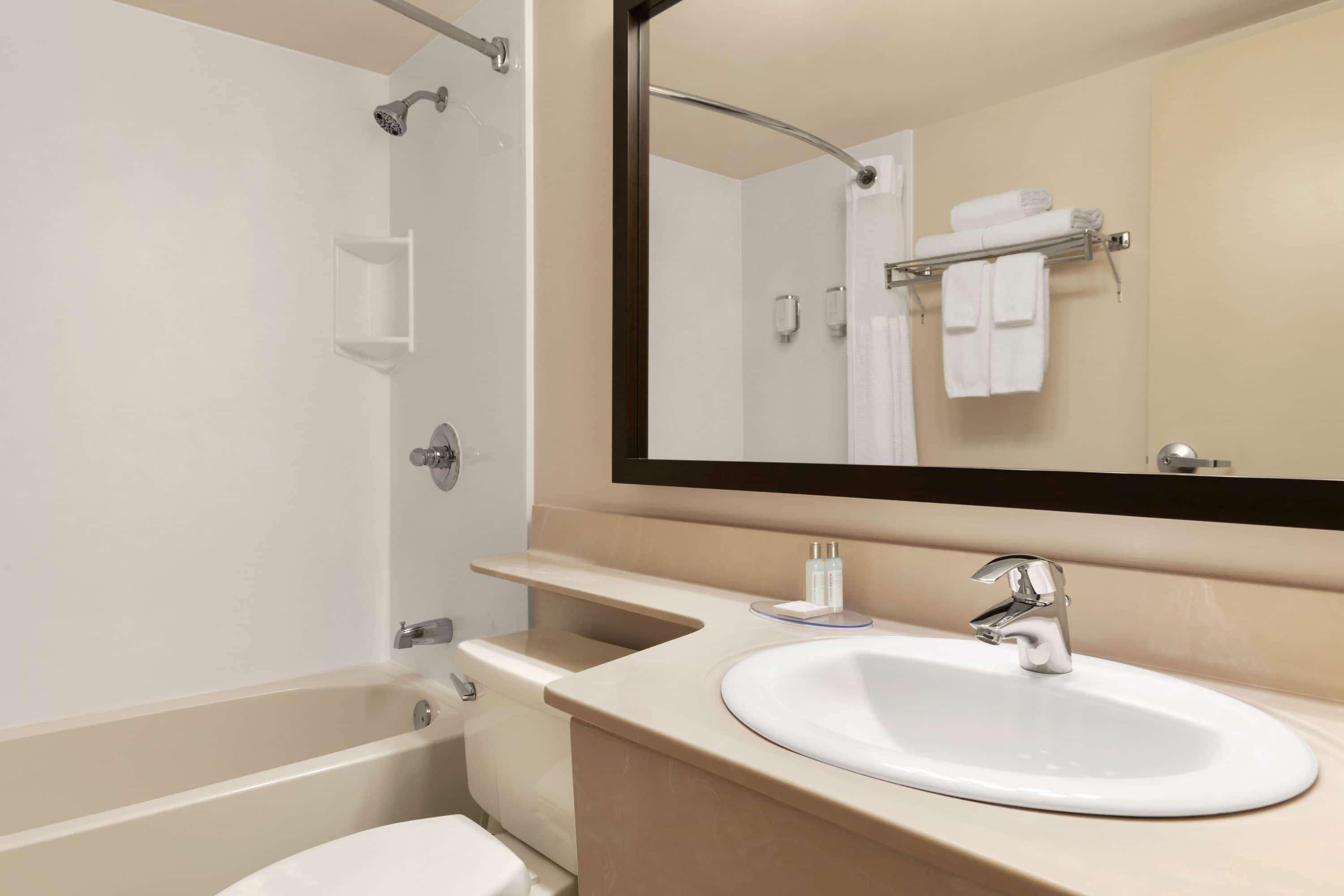 Travelodge Suites By Wyndham Монктън Екстериор снимка